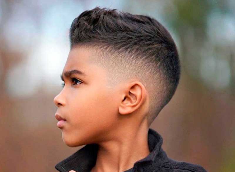 10 coupes de cheveux de garçon les plus cool à copier pour un look élégant à l'école