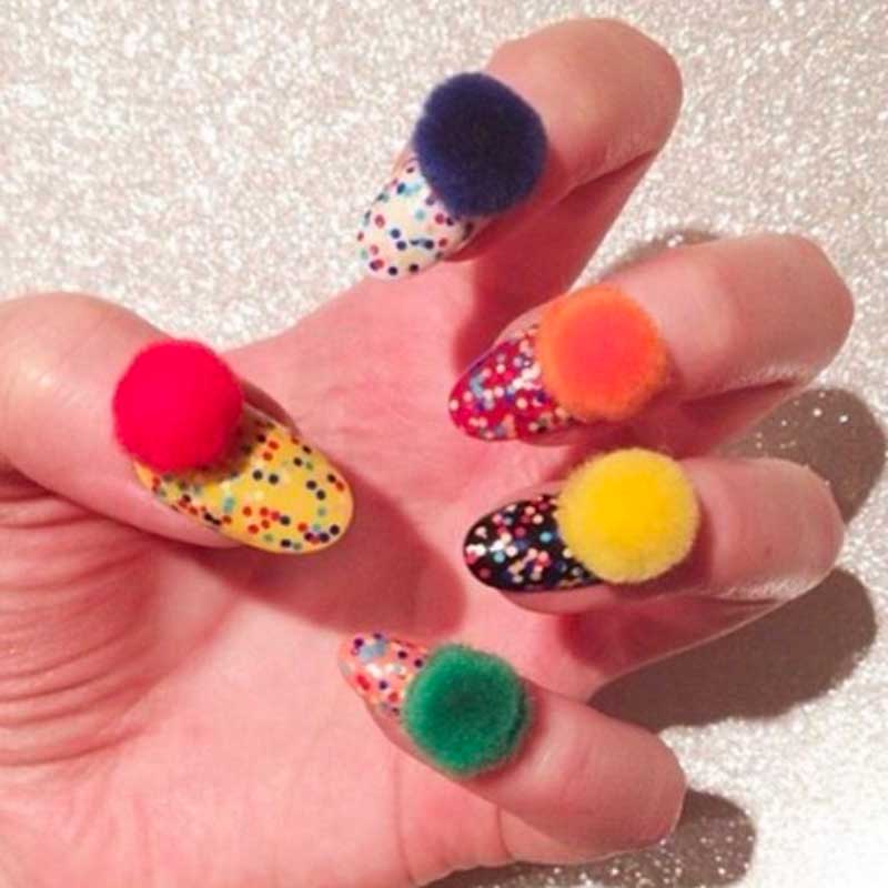 Ongles Pompons