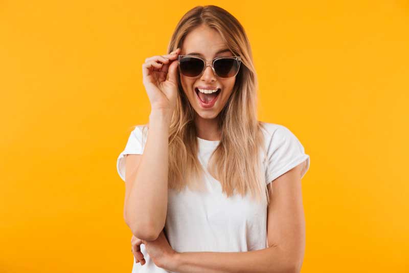 4 façons de porter des lunettes de soleil colorées