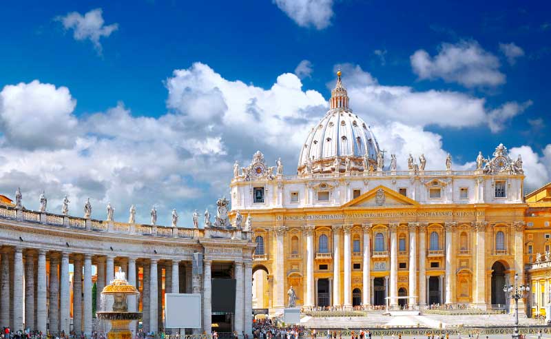 Explorer la beauté de l'architecture et des statues de la basilique Saint-Pierre