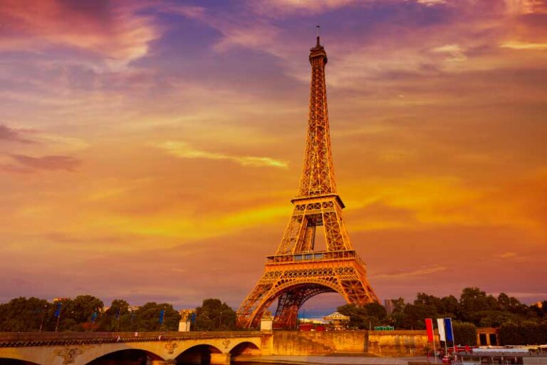 Tour Eiffel: l’architecture emblématique et le spectacle de lumière