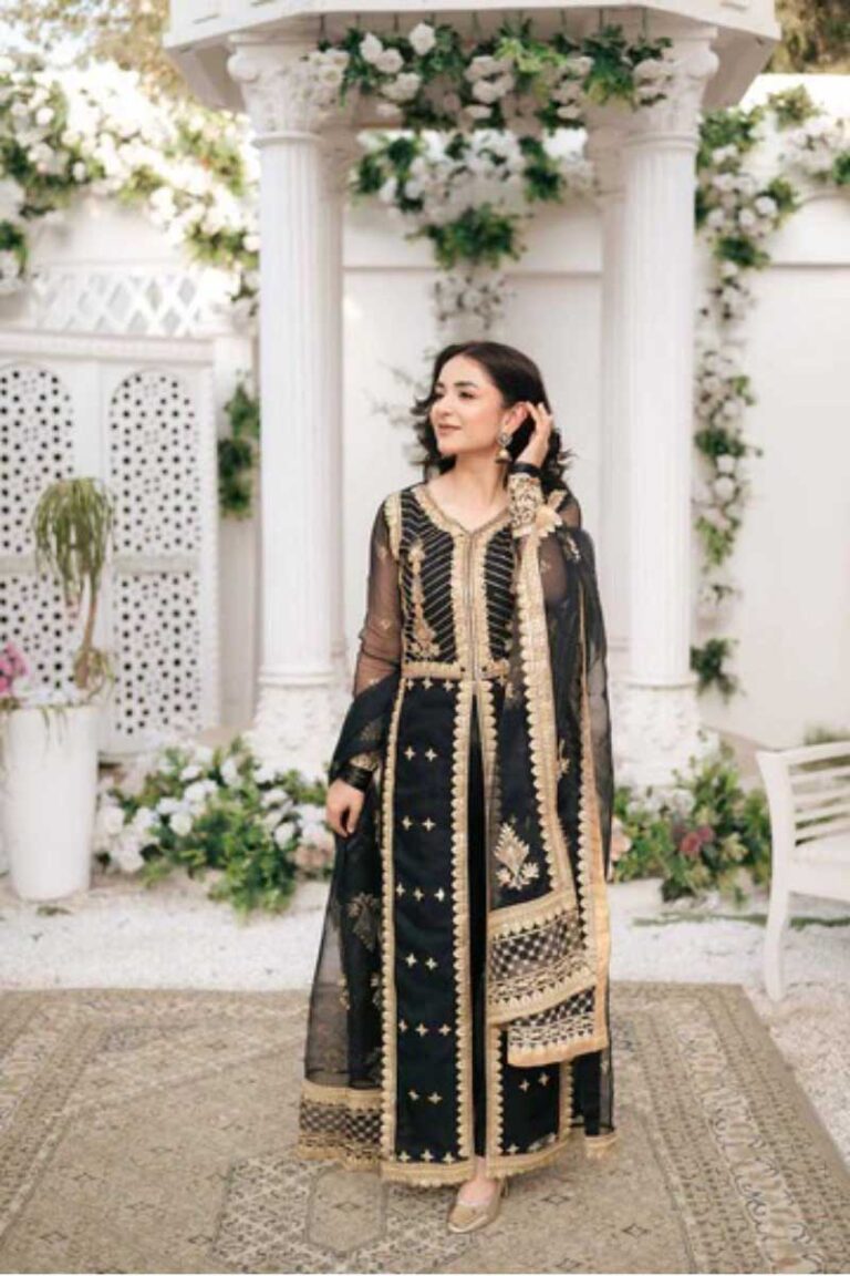 Costumes pakistanais en ligne : adoptez le style et la grâce avec des robes de pelouse cet été