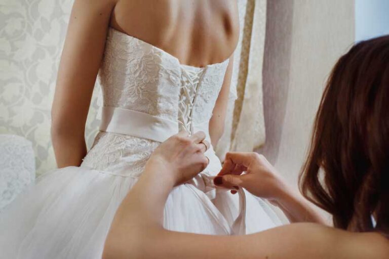 Ajustement de robe de mariée 101 : 7 choses à garder à l’esprit