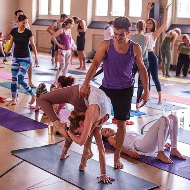 Aucune liste Instagram de fitness n'est complète sans un yogi stellaire