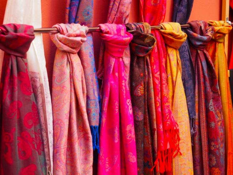 Achetez des saris en soie en ligne pour basculer le look ethnique