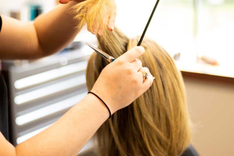 Comment les coupes de cheveux en couches ajoutent du volume et de la texture