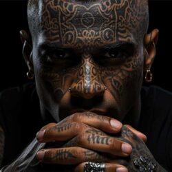 Pourquoi les gens se font-ils tatouer des marques sombres ?