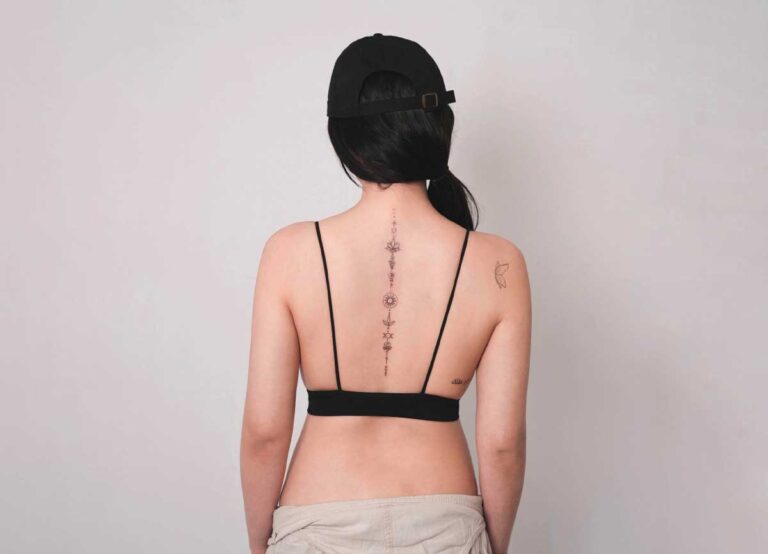 20 tatouages ​​​​sur la colonne vertébrale qui nous font faire des backflips