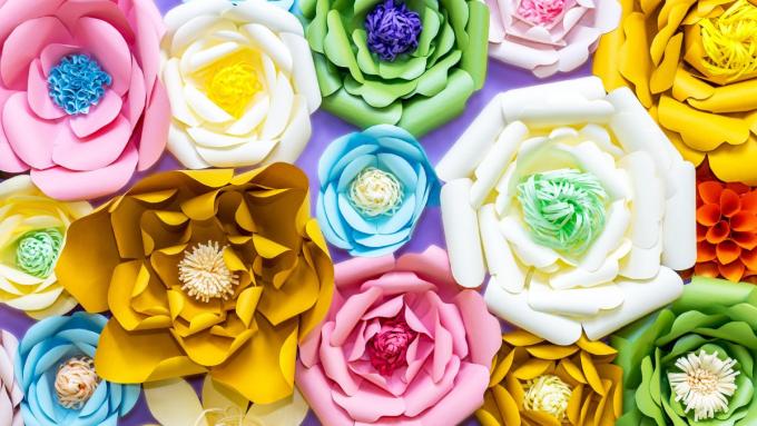 Comment réaliser une rose en papier DIY ?  Utilisez la technique de l'origami ou découpez les pétales et reliez-les ensemble