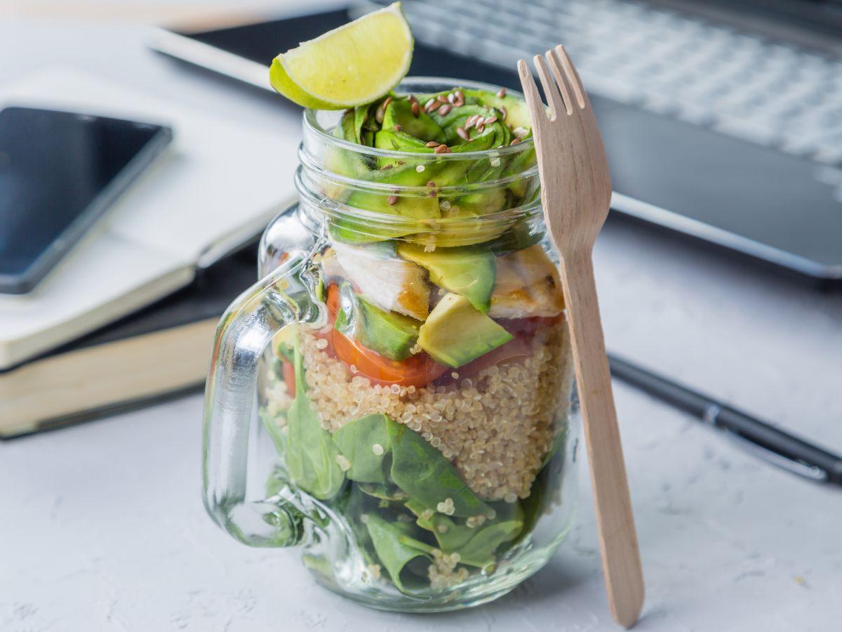 Déjeuner en forme pour le travail : salade au quinoa