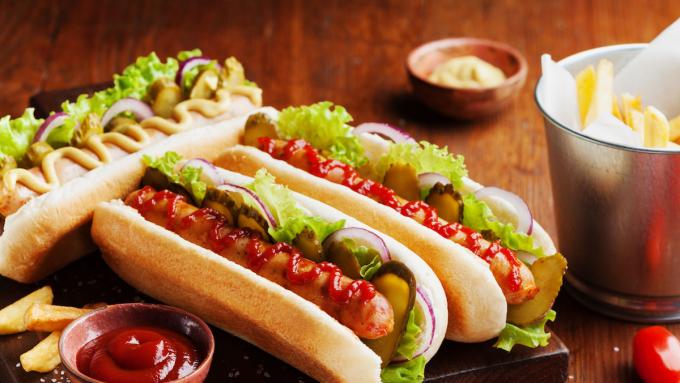 J’ai vérifié combien de calories contiennent les hot-dogs des chaînes de magasins et des stations-service populaires.  Parfois c’est une véritable bombe calorique