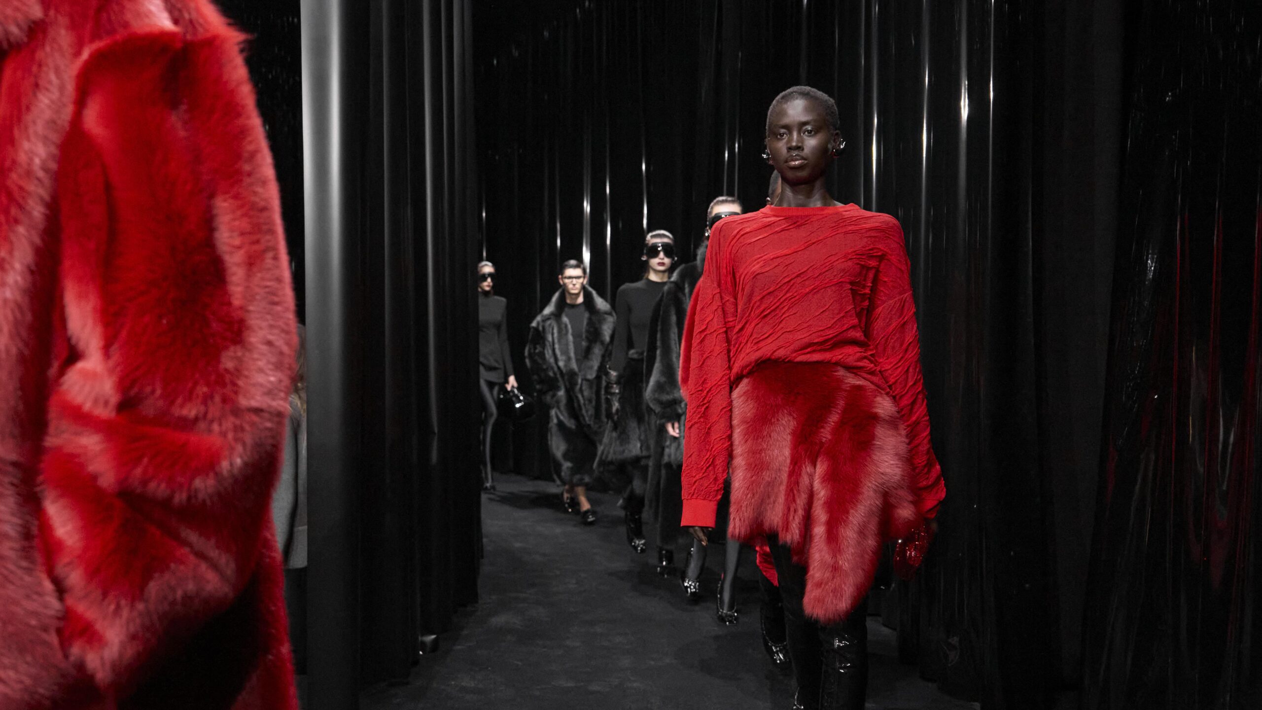 Rouge, noir pur, lignes essentielles : avec Rocco Iannone la « ferrarisation » de la mode va vite