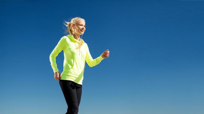 Essayez la marche rapide, qui ne nécessite pas de courir mais vous offre les mêmes avantages.  Découvrez comment pratiquer la marche rapide
