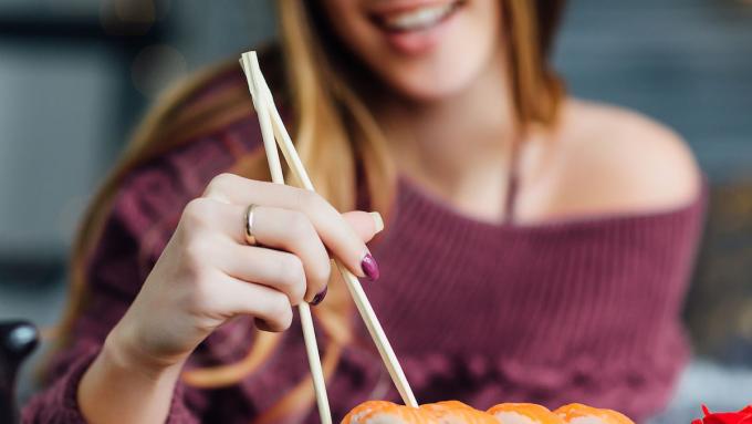 Comment faire des sushis céto, c'est-à-dire quels ingrédients éviter et lesquels conviennent au régime cétogène ?  Recettes faibles en glucides