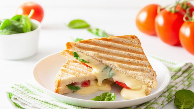Vérifiez combien de calories contiennent les toasts avec du fromage et du jambon et comment les types d'ajouts ont le plus grand impact sur la teneur en calories des toasts.