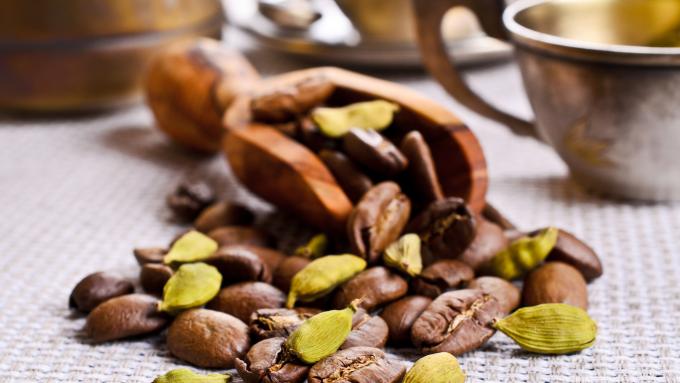 Le café à la cardamome stimule et a des effets bénéfiques pour la santé.  Découvrez comment le brasser pour qu'il soit sain pour tous