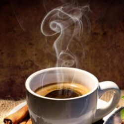 Le café à la cannelle a certainement bon goût, mais l'ajout de cannelle au café a-t-il d'autres propriétés ?