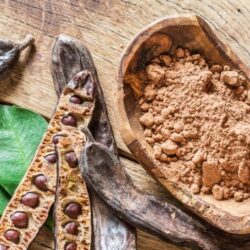 La caroube sera un digne substitut au cacao, car la farine de caroube sucrée présente de nombreux avantages que vous ignoriez