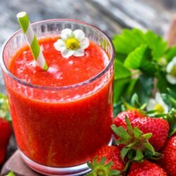 Un cocktail avec des fraises peut avoir un goût exotique.  Ajoutez simplement des ingrédients et des épices inhabituels