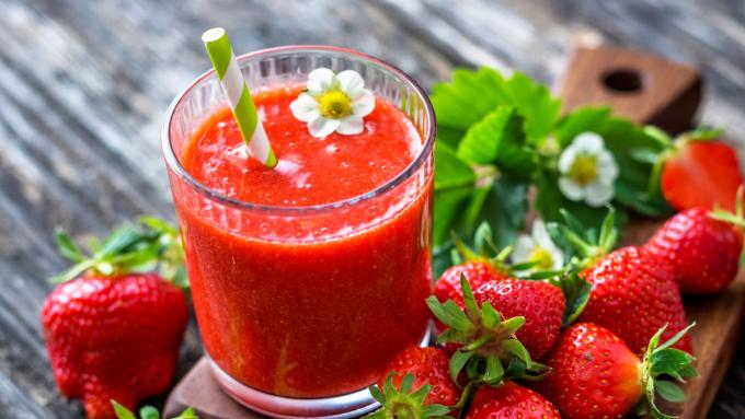Un cocktail avec des fraises peut avoir un goût exotique.  Ajoutez simplement des ingrédients et des épices inhabituels