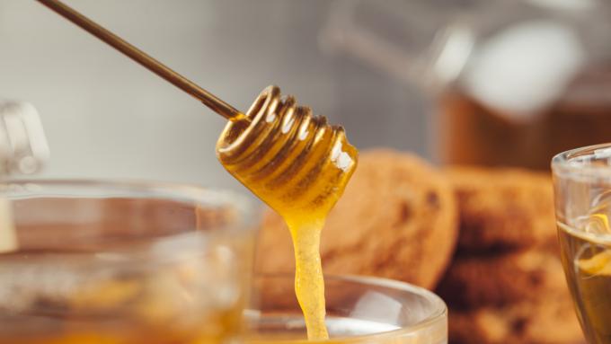 Saviez-vous que boire de l’eau avec du miel a des effets secondaires ?  Vérifiez comment boire de l'eau avec du miel pour les éviter