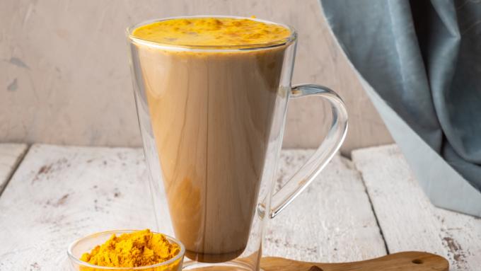 Le café au curcuma a un goût exceptionnel et peut renforcer votre corps et votre esprit.  Voici les meilleures versions du golden latte