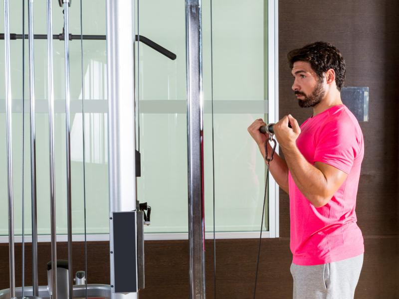 Exercices de biceps à la maison avec un ascenseur