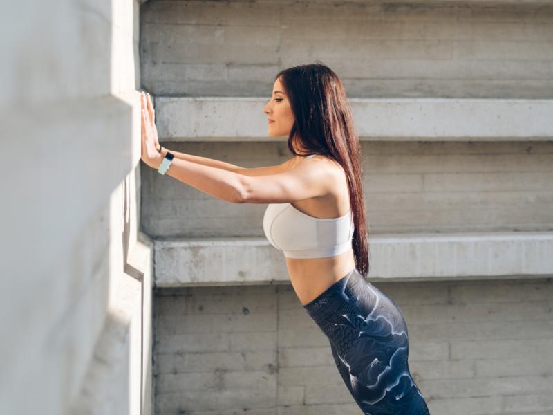Exercices de biceps à la maison contre le mur