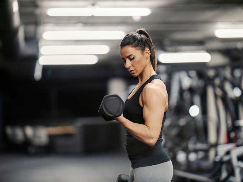 Exercices de biceps à la maison avec des haltères