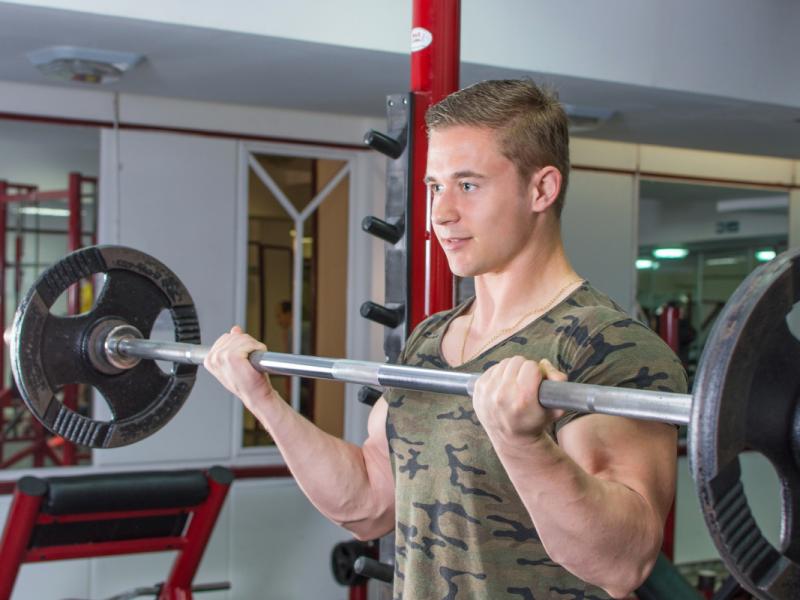 Exercices de biceps à la maison avec une barre