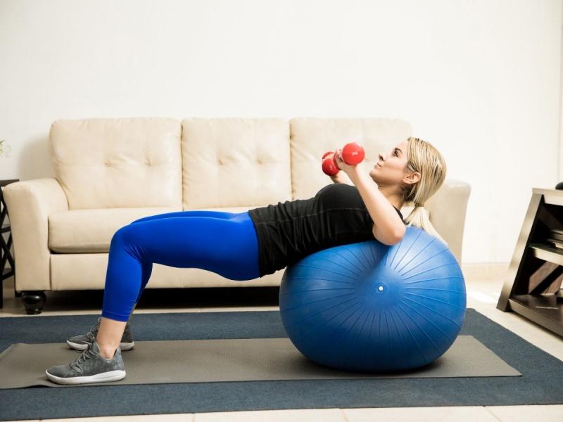 exercices de poitrine, appui sur un ballon