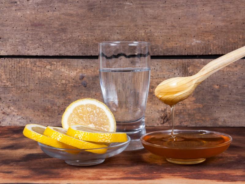 Eau avec du miel et du citron à jeun 