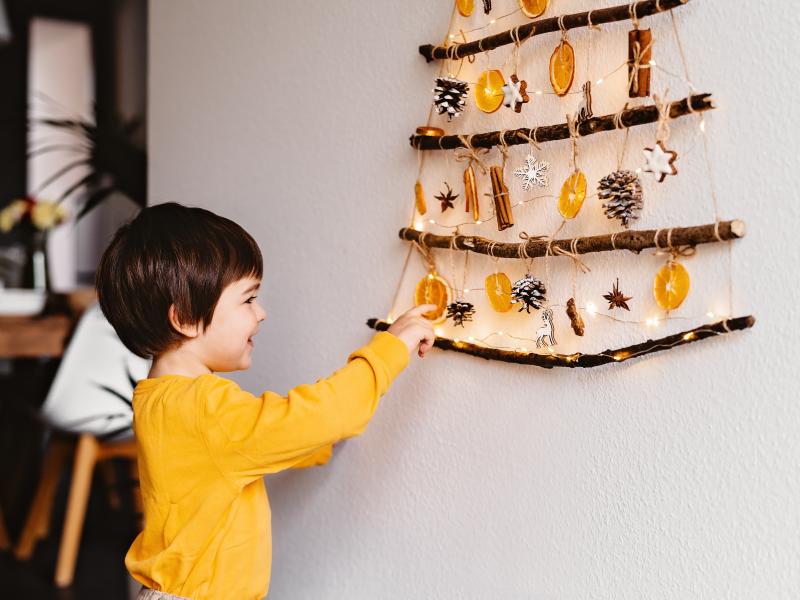 Sapin de Noël DIY pour un mur fait de brindilles