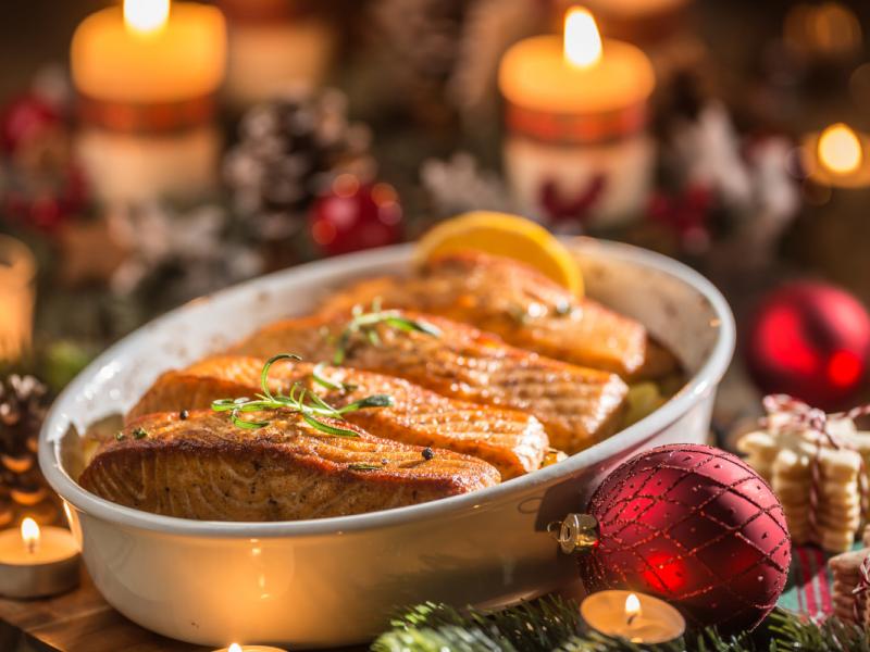 Plats légers du réveillon de Noël : saumon cuit aux herbes