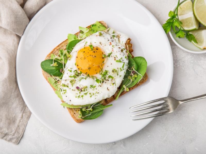 Plat de petit-déjeuner à la vapeur 