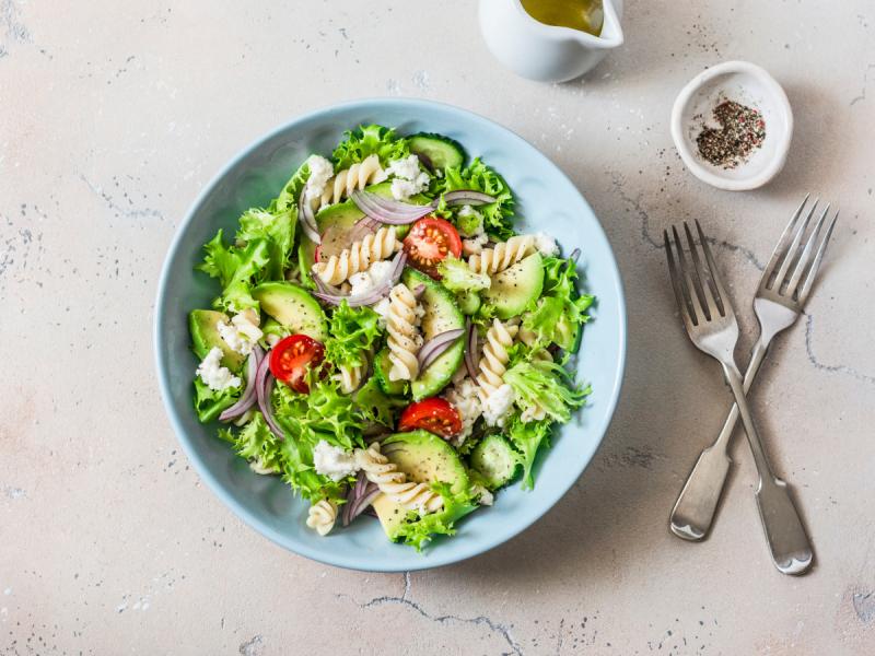 Salade Fit avec des pâtes à grains entiers