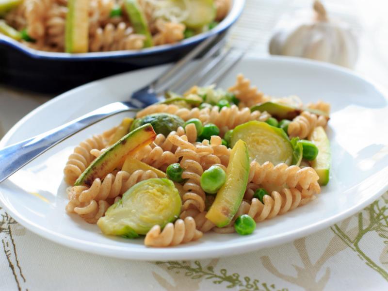 Garnir les pâtes aux courgettes