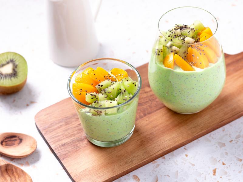 Bouillie avec fruits et yaourt
