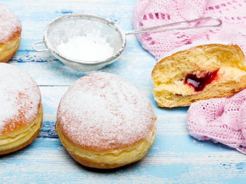 Des beignets faits maison sur l'eau avec le remplissage