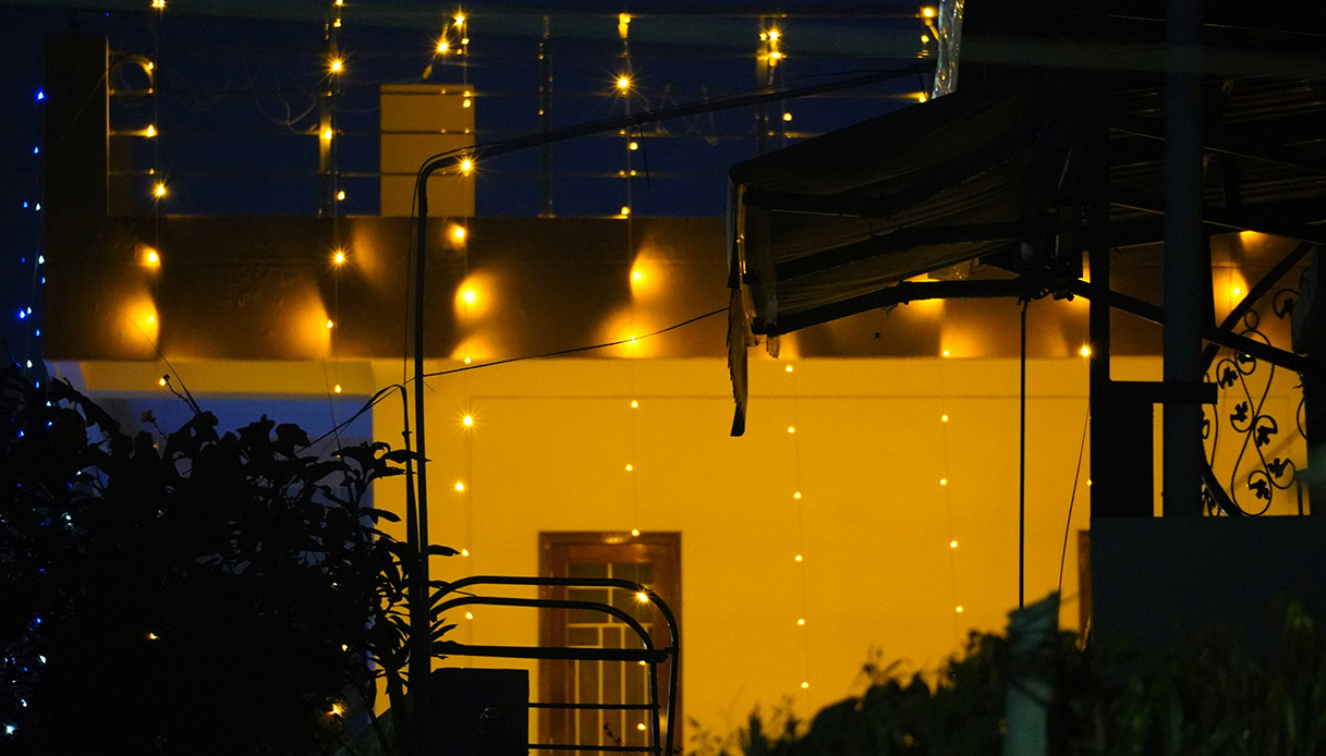 Garlands brillants et points de lumière chaude pour une terrasse scénographique même la nuit