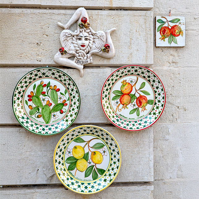 Plats de céramique sicilienne décorés de citrons, de figues de Barbarie et de grenade, avec du trinacrie