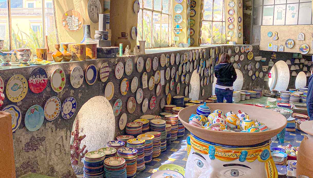 Intérieur d'un laboratoire à Vietri Sul Mare avec des plats et des objets en céramique