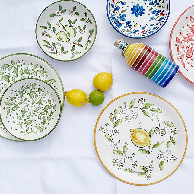 Plats de céramique apule avec des motifs de citrons et de branches d'olivier sur fond blanc