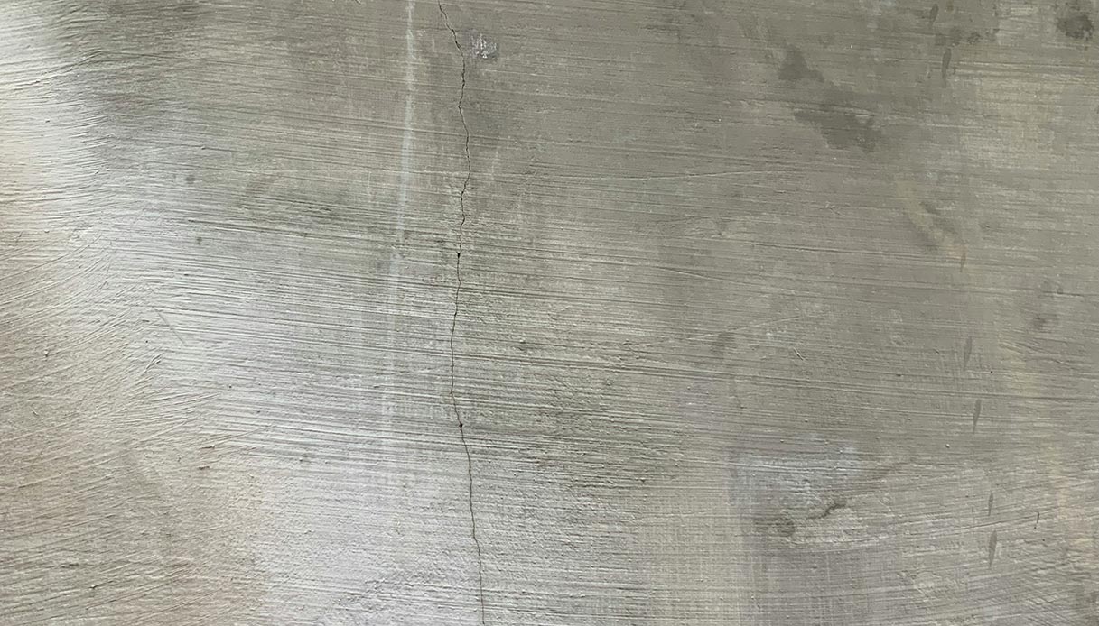 Surface en béton spattole avec des veines visibles