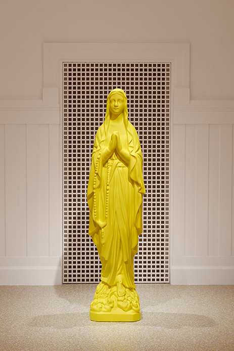 Sculpture jaune Madonna de Katharina Fritsch au Pomo Museum de Trondheim