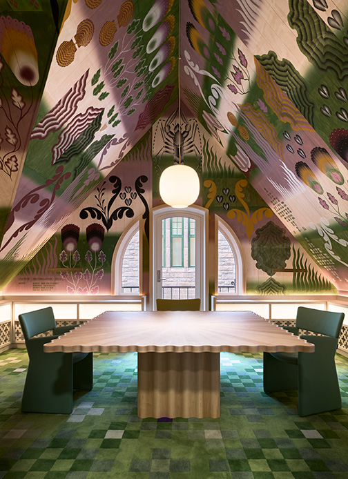 Salle de lecture du musée Pomo avec plafond fresque et mobilier contemporain vert