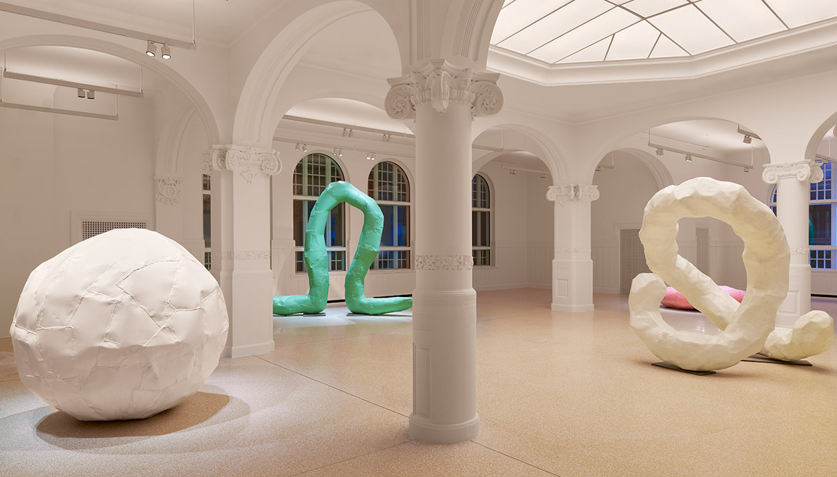 Échelle contemporaine à grande échelle dans la salle d'exposition du musée Pomo à Trondheim