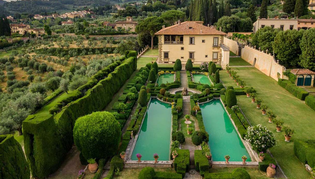 Vue d'en haut sur les jardins géométriques, les chars et les haies de Villa Gamberaia près de Florence