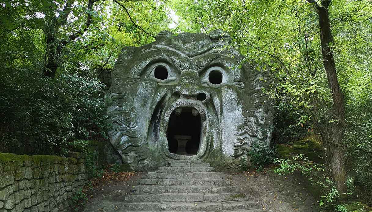Visage monstrueux avec une bouche ouverte, dans le parc de monstres