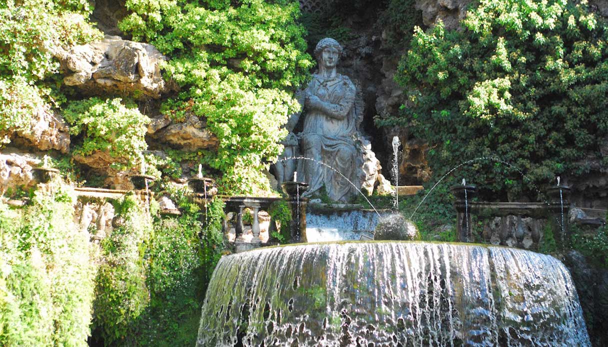 Statue féminine entourée de végétation et de jets d'eau dans la fontaine Villa d'Este